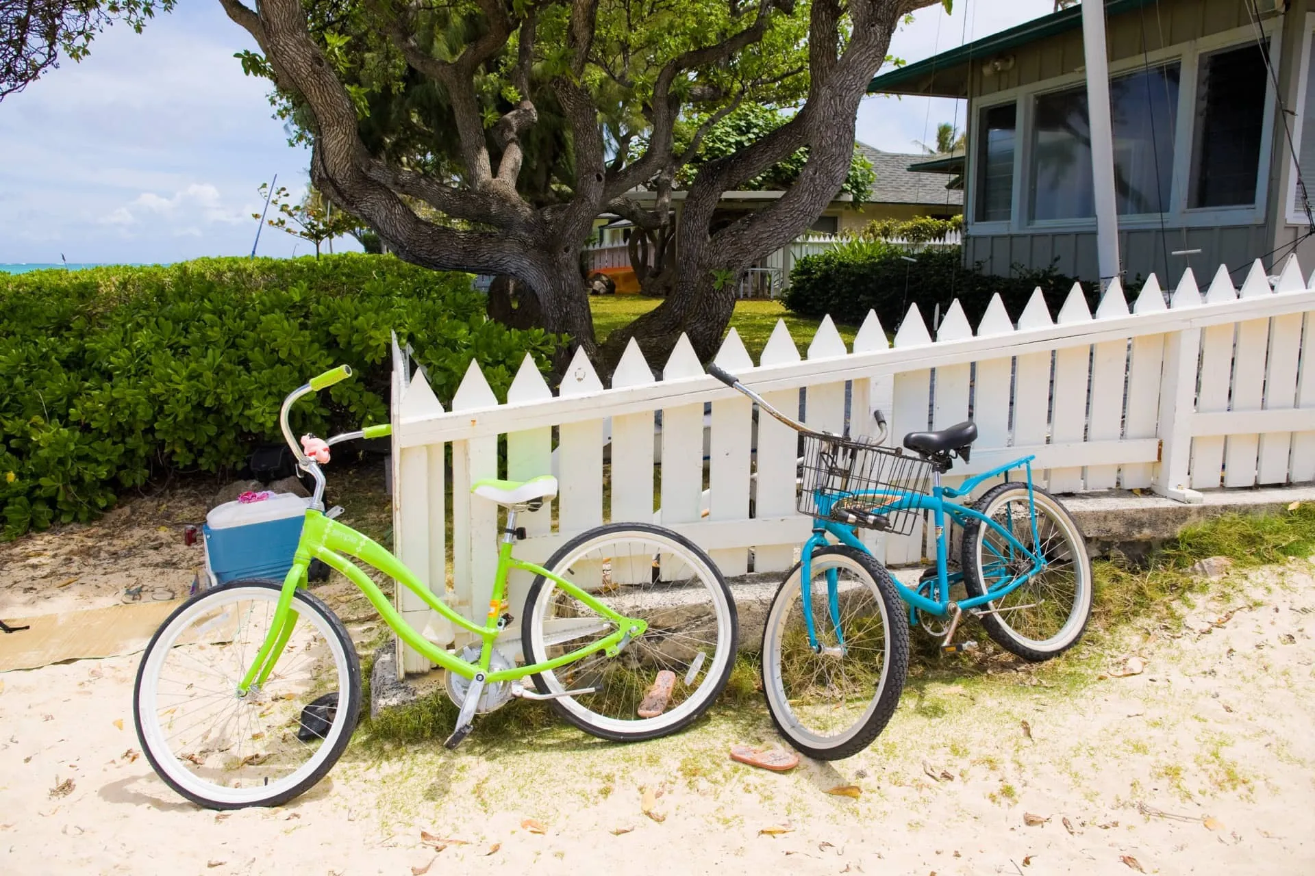 色鮮やかな自転車が止められている様子